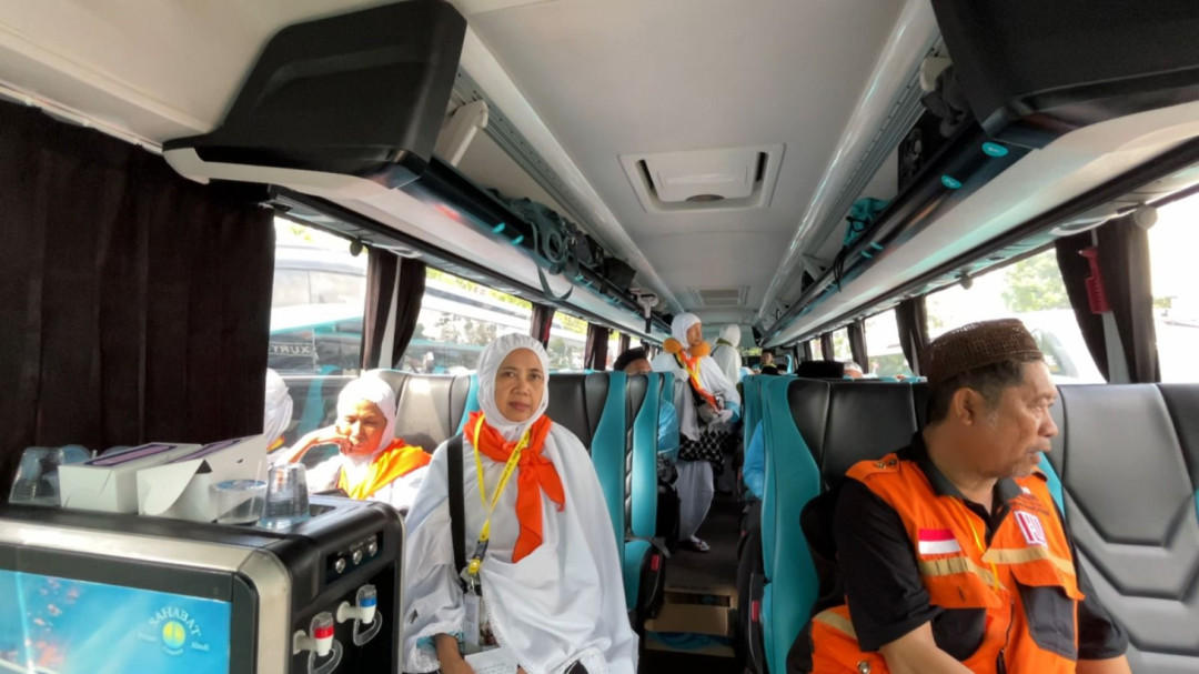 441 Jemaah Haji Kloter 5 Cirebon Dilepas Haru