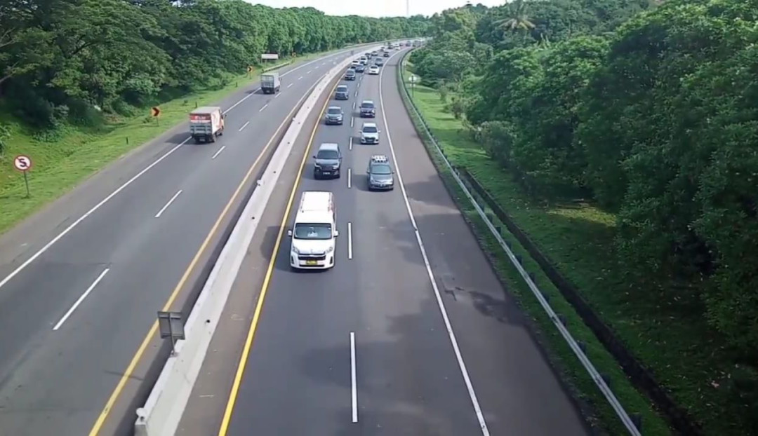 Jelang Nataru, Kendaraan Pribadi Dominasi Arus Tol Cipularang