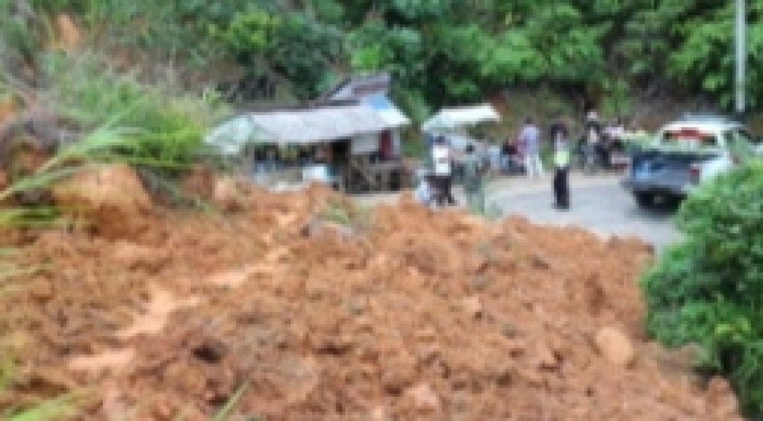 Jalan Menuju Panorama Puncak Mandeh Pesisir Selatan Tertutup Longsor
