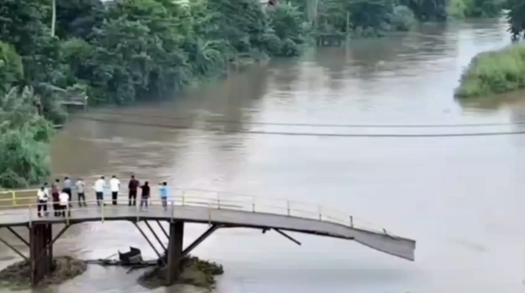 Jembatan Penghubung Lima Desa di Kandis Ogan Ilir Ambruk, Akses Warga Terputus