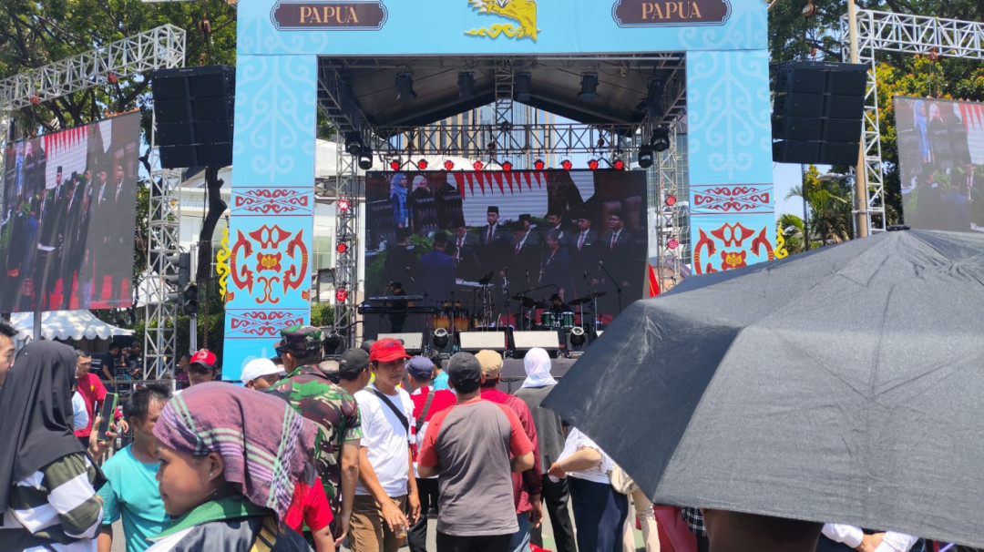 Masyarakat 'Nobar' Pelantikan Prabowo-Gibran di Patung Kuda 