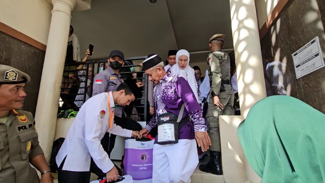 Jemaah Haji Bombana Resmi Diberangkatkan, Jemaah Tertua Berusia 99 Tahun