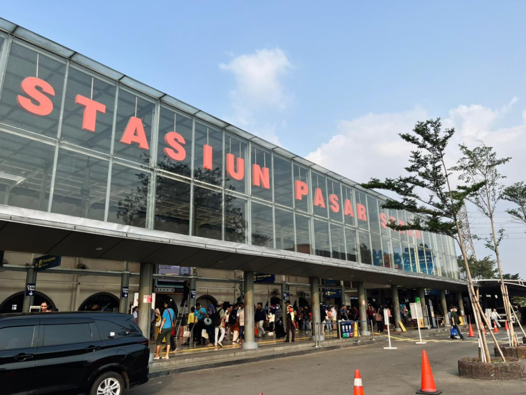 Stasiun Pasar Senen Masih Ramai, Lebih dari 12 Ribu Penumpang Berangkat dan 14 Ribu Tiba Menjelang Akhir Masa Angkutan Nataru 2025