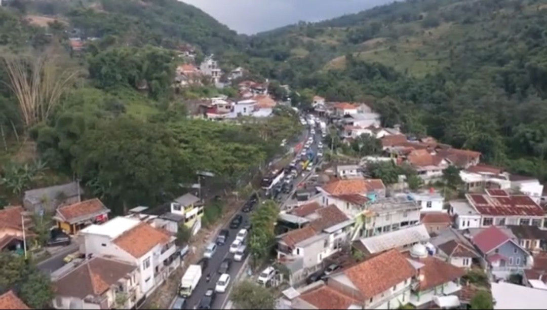 Arus Lalu Lintas di Simpang Nagreg Arah Tasikmalaya Macet