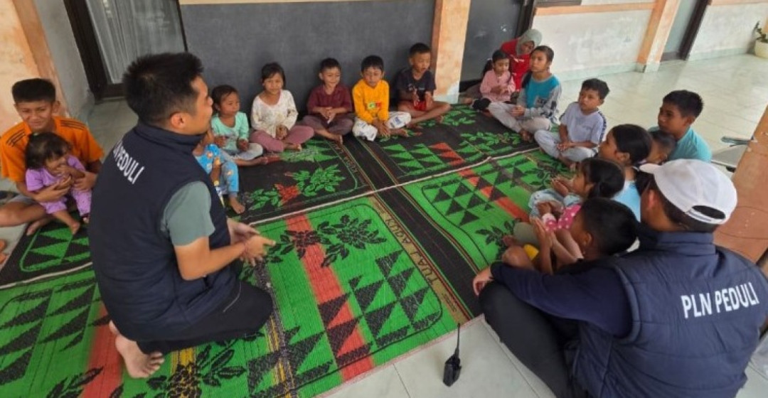 Relawan PLN Pulihkan Trauma Anak Korban Banjir Aceh