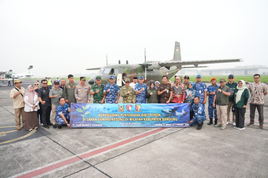 Cegah Longsor, Pemkab Bandung Tebar 5,2 Juta Benih Tanaman Lewat Udara