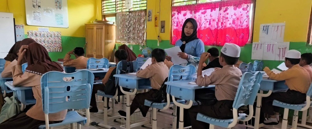 Meja Kursi Baru, Siswa SDN Pondok Butun Belajar Lebih Nyaman