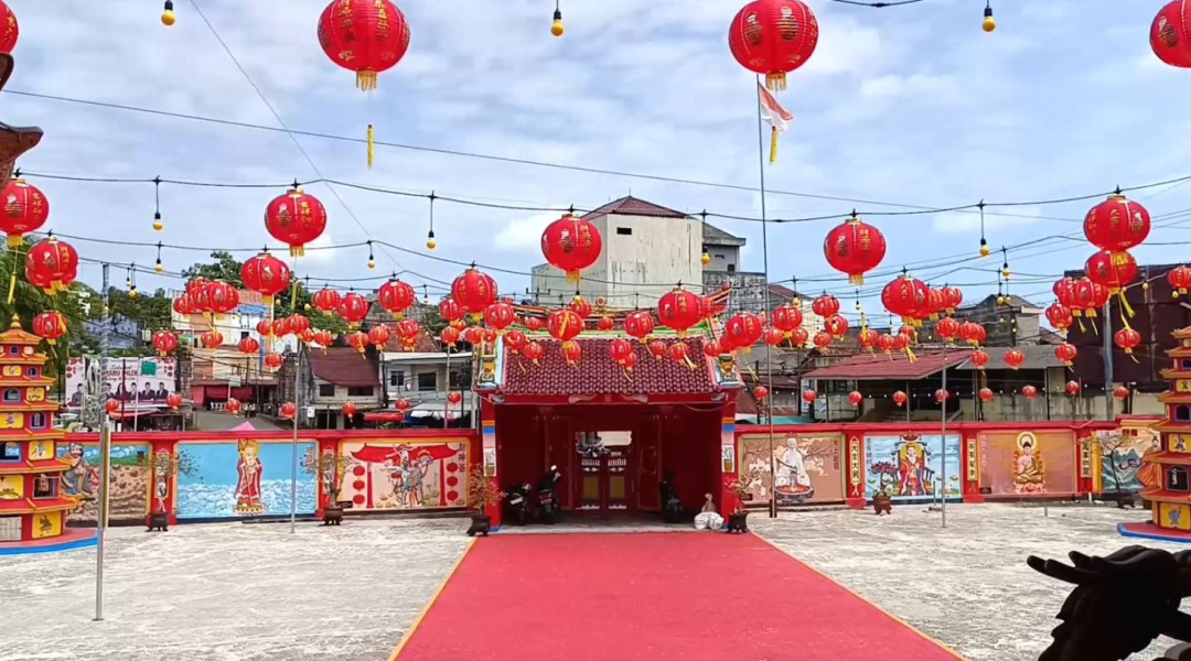Sambut Imlek 2026, Kelenteng Kong Fuk Miau Mulai Pasang Lampion dan Hiasan Merah