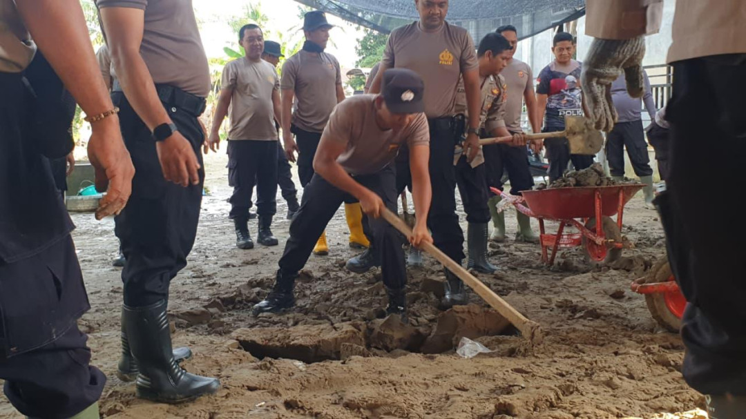 Polres Bireuen Bersihkan Sekolah Terdampak Banjir di Gandapura