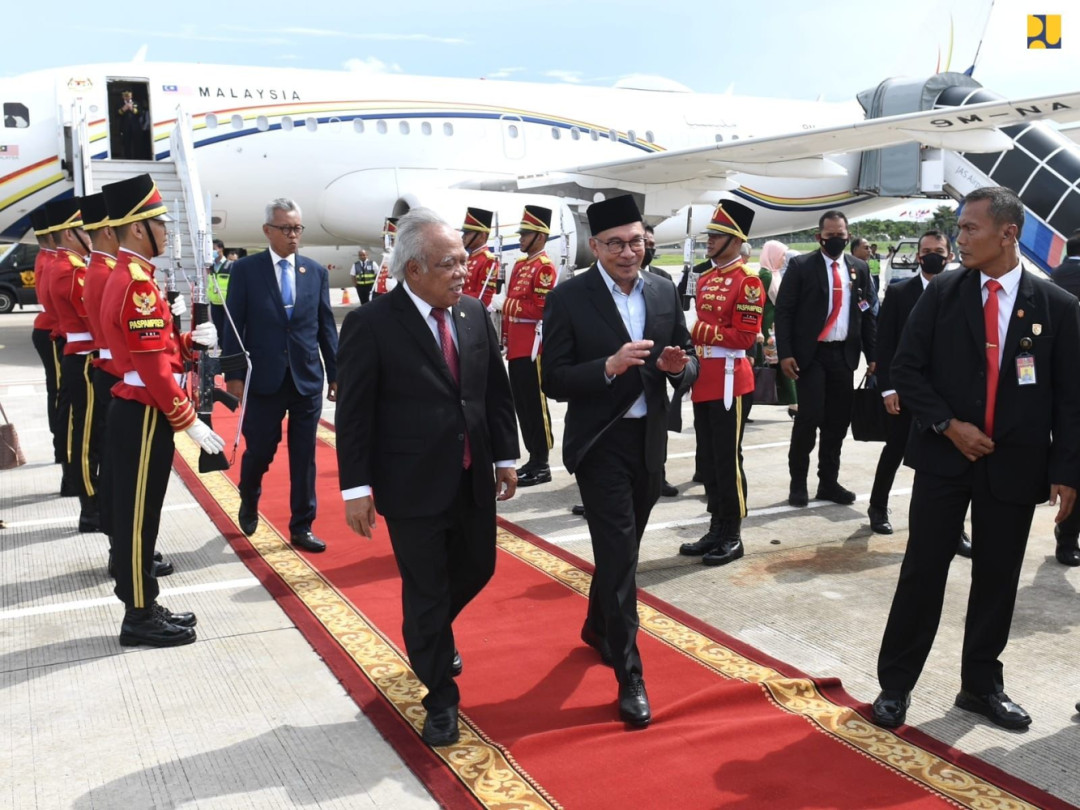 Menteri Basuki Sambut Kedatangan PM Malaysia Yang Mulia Dato' Seri Anwar Ibrahim