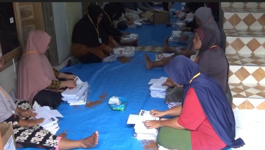 KIP Simeulue Tuntas Sortir dan Lipat Surat Suara
