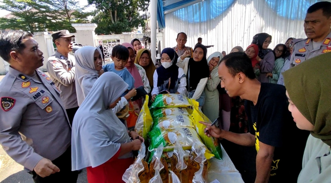 Serbu Pasar Murah Polres Tasikmalaya, Warga Berburu Sembako Harga Miring Jelang Lebaran