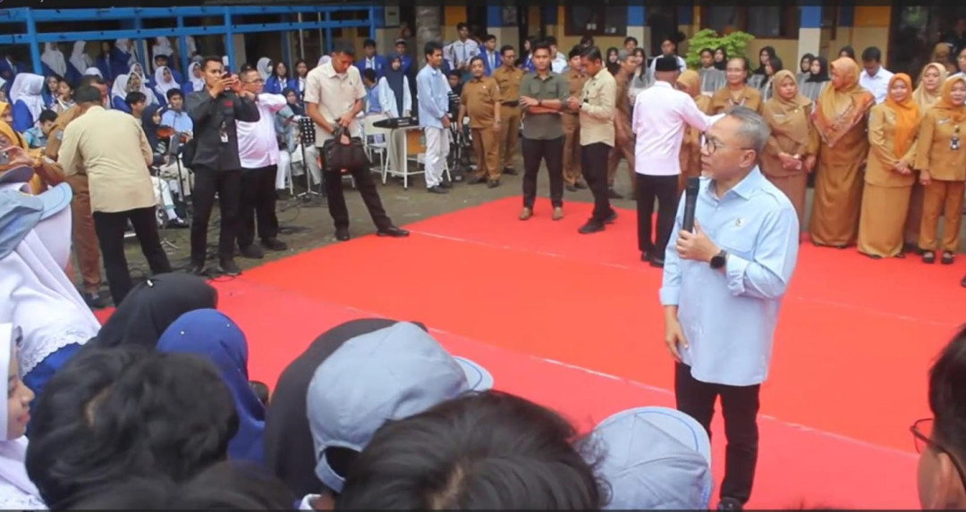 Menko Pangan Zulkifli Hasan Pastikan Distribusi MBG SMA Berjalan Lancar