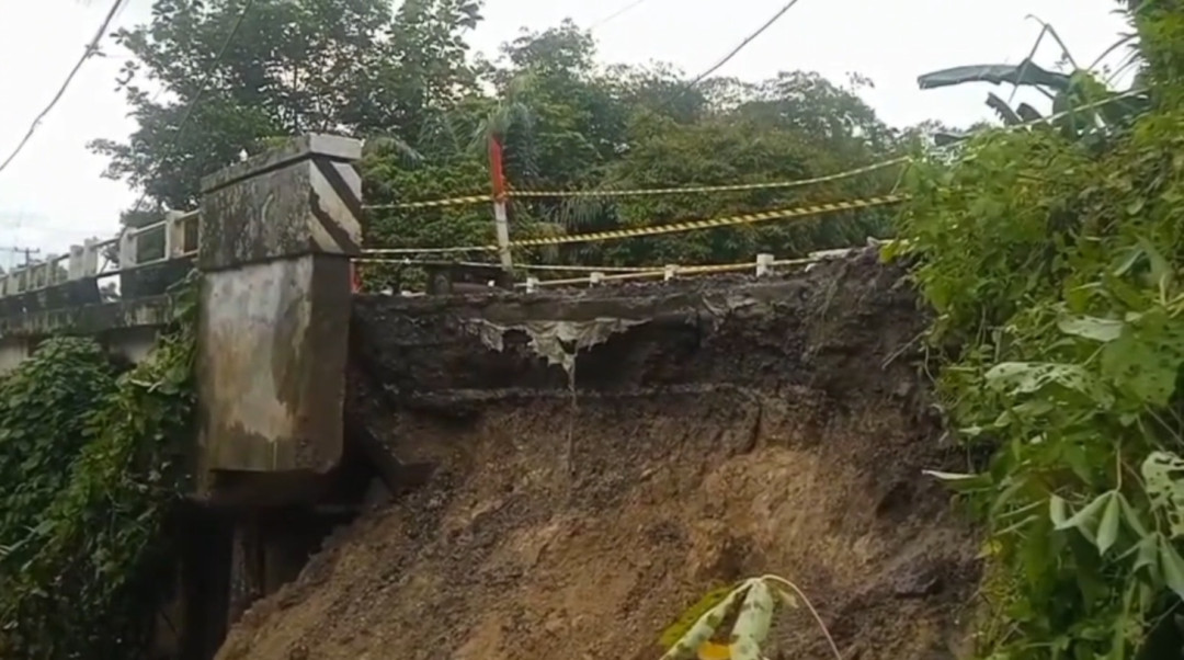 Tembok Fondasi Jembatan di Lebak Amblas, Warga Diminta Waspada