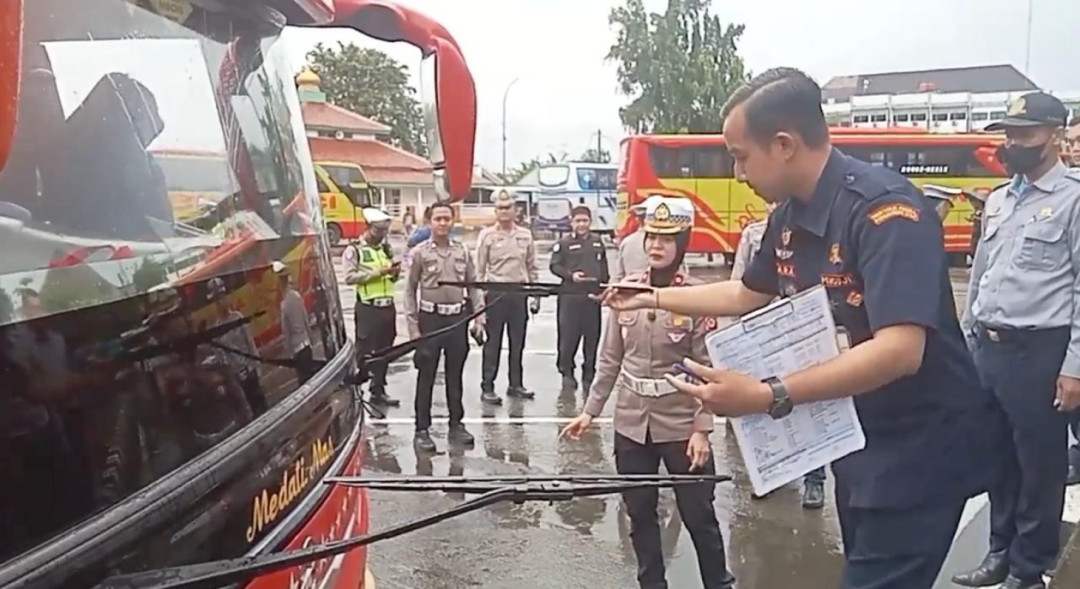 Mudik 2026: Petugas Uji Kelayakan Bus Pakupatan
