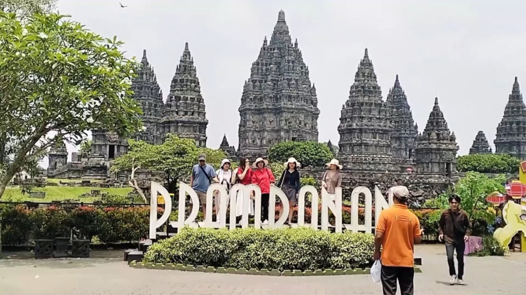 Lonjakan Wisatawan Warnai Perayaan Imlek 2026 di Candi Prambanan