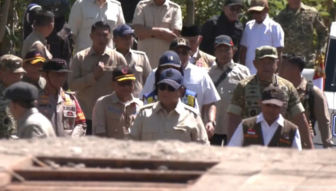 Presiden Prabowo Cek Jembatan Mantuang, Padang Pariaman Pasca Banjir