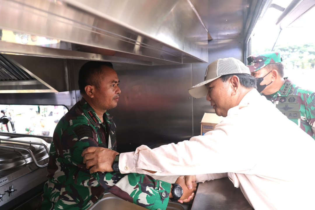 Cek Kelayakan, Pak Bowo Cicipi Langsung Masakan Untuk Korban Gempa Cianjur