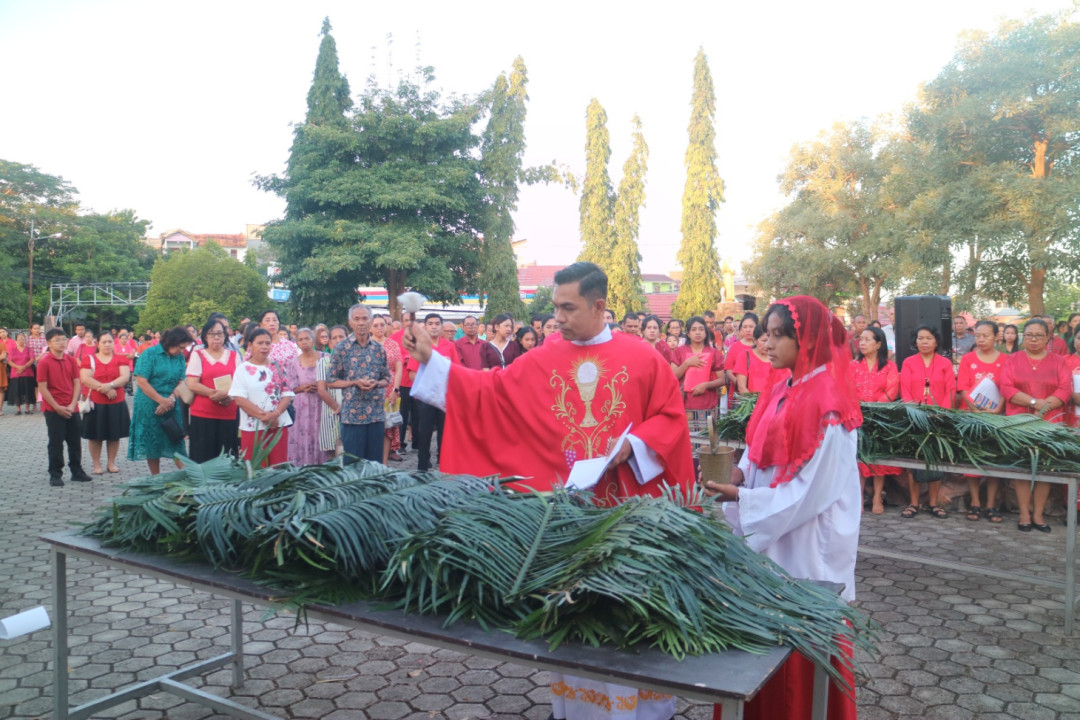 Umat Katolik Kupang Rayakan Minggu Palma, Awali Pekan Suci dengan Khidmat