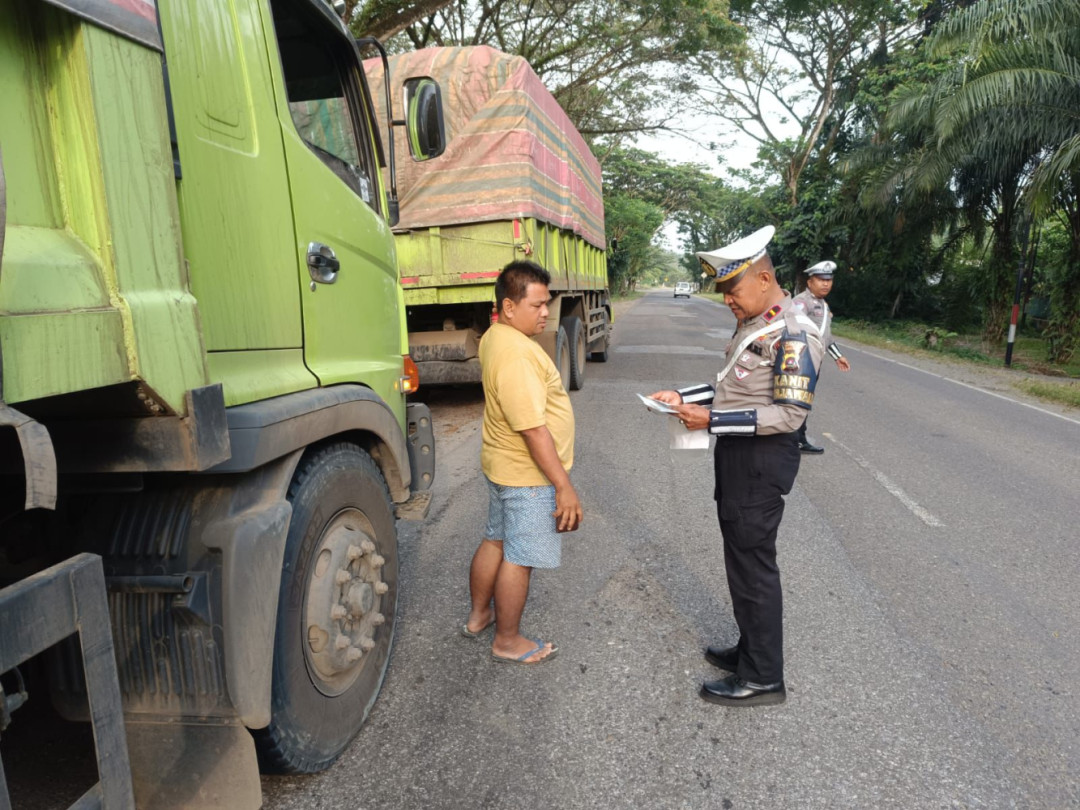 Satlantas Polres Dharmasraya Razia Truk dengan Muatan Lebih