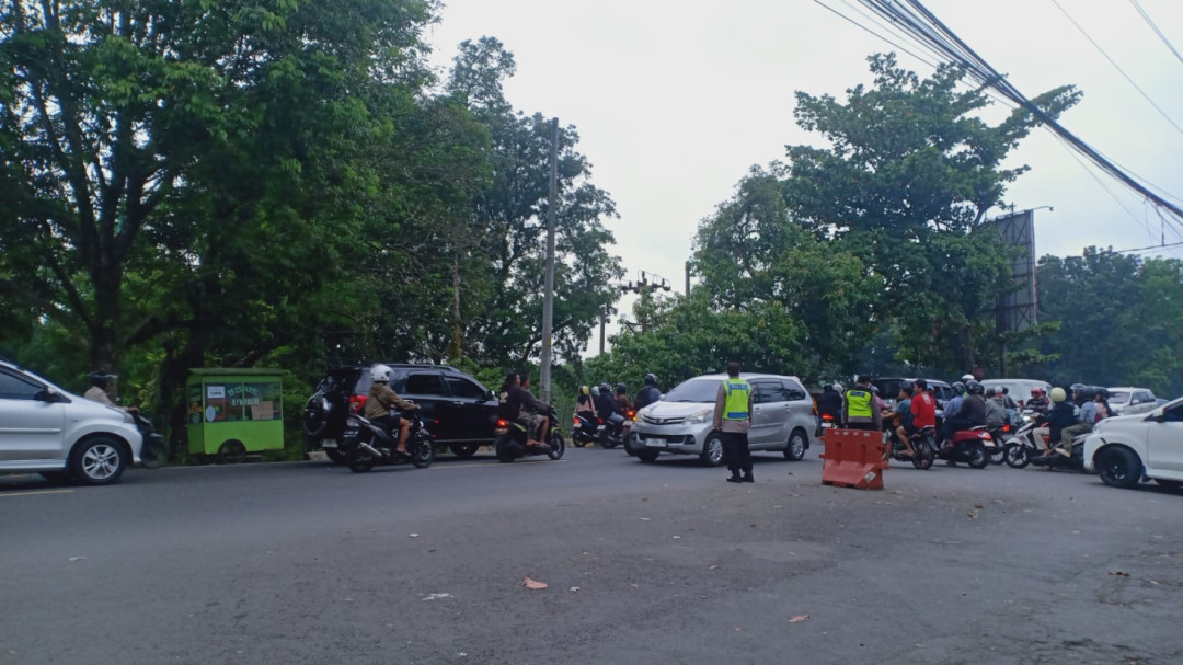 Jalur Alternatif Tanjakan Karanglewas Padat Merayap H+5 Lebaran