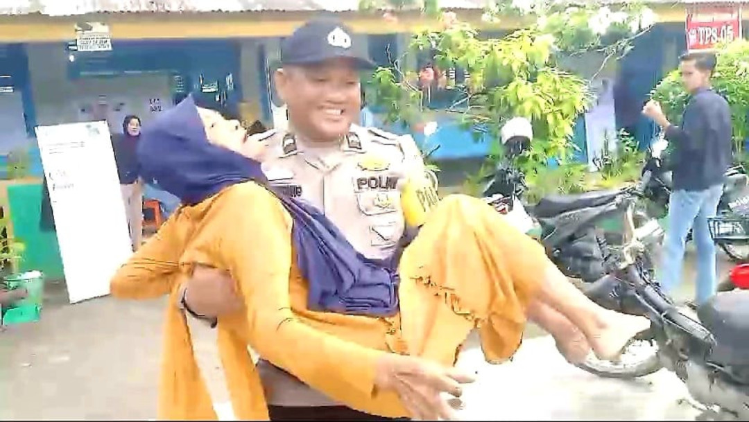 Aksi Aipda Ralon Dengan Sigap Membantu Nenek 93 th Jalan Ke TPS