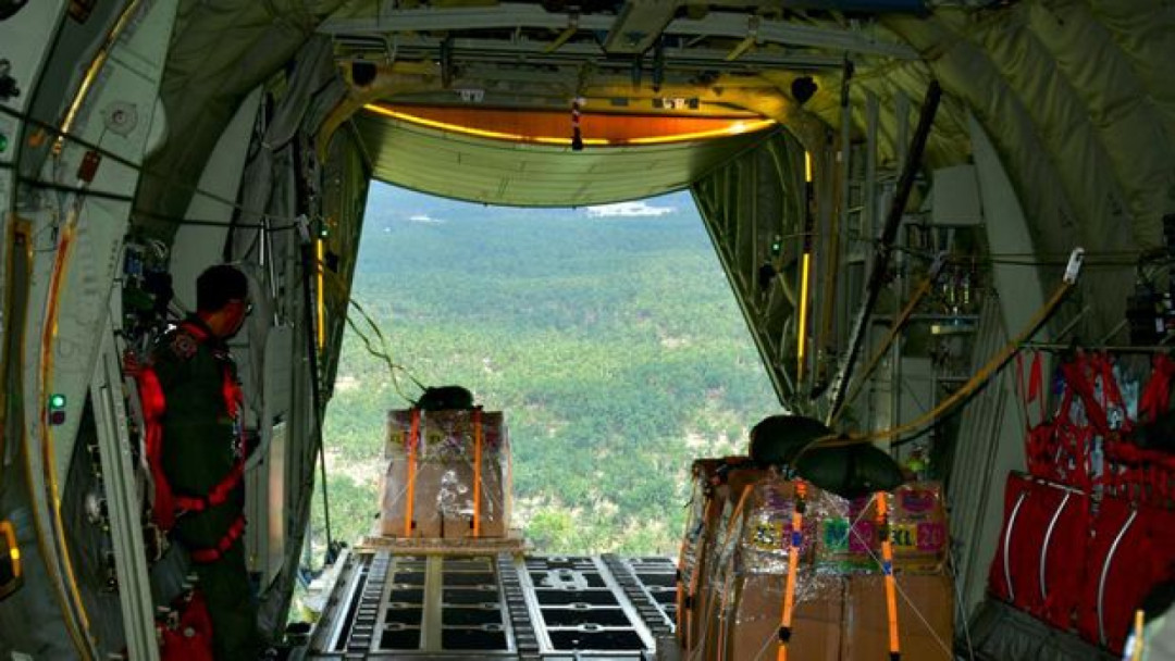 TNI Lakukan Airdrop 2,5 Ton Bantuan ke Warga Terdampak Banjir Aceh