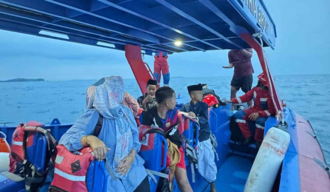 Kapal Muatan Sayur Tabrak Karang di Perairan Pulau Panggang, Enam Penumpang Selamat