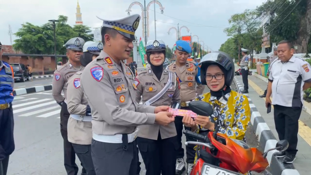 Satlantas Polres Majalengka Gelar Razia Keselamatan Berhadiah Cokelat