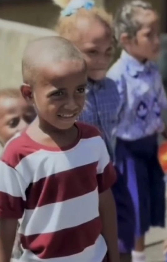 Anak-Anak Papua Antusias Sambut Kapal Pengantar MBG