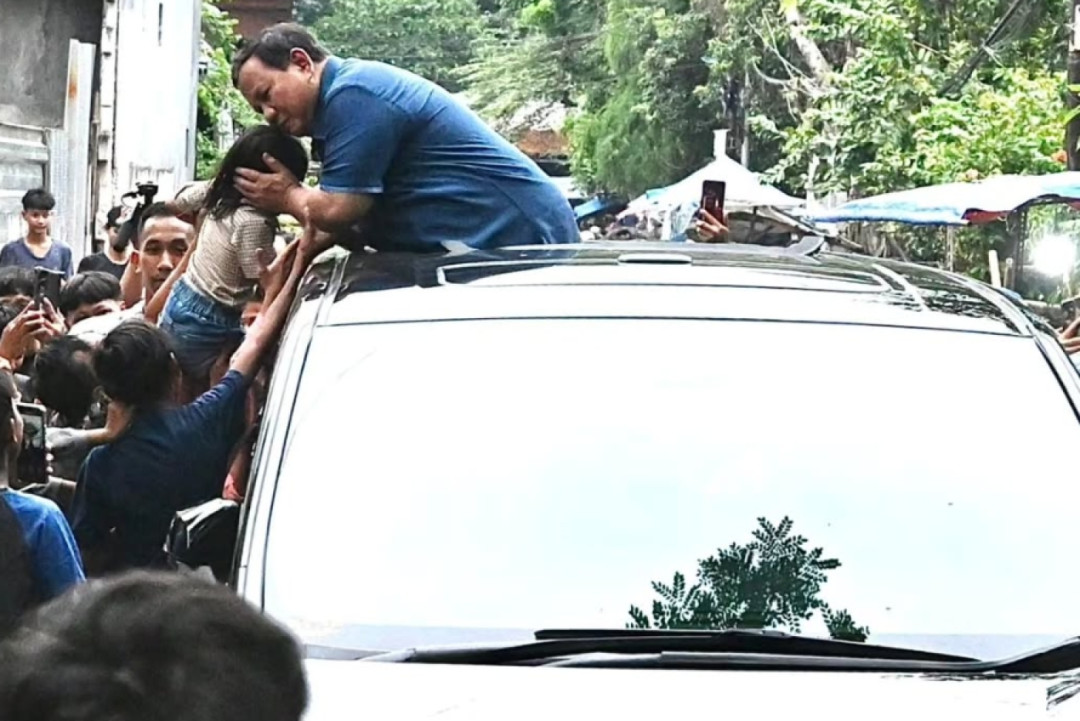 Momen Haru di Senen, Ibu Warga Bantaran Rel: Terima Kasih Presiden Sudah Cium Anak Saya