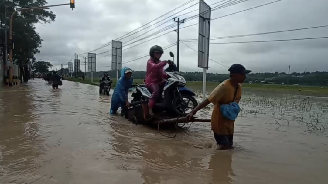 Banjir Membawa Berkah, Jasa Ojek Gerobak Laris Manis