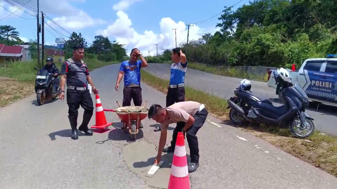 Satlantas Polres Konawe Utara Tambal Jalan Berlubang di Trans Sulawesi Konawe Utara