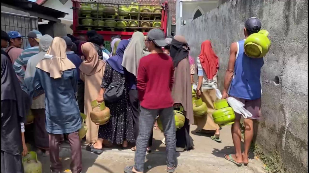 Kelangkaan LPG 3 Kg di Suralaga Picu Antrean Panjang Warga
