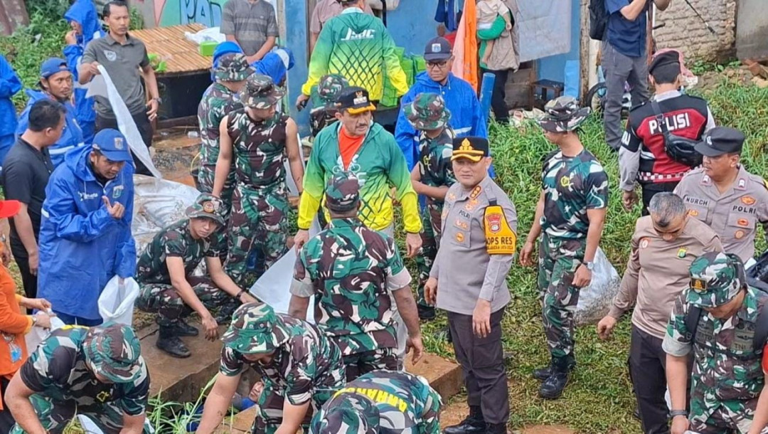 Antisipasi Banjir Musim Hujan, Pemkot Jaksel Gelar Grebek Sampah di Rawajati