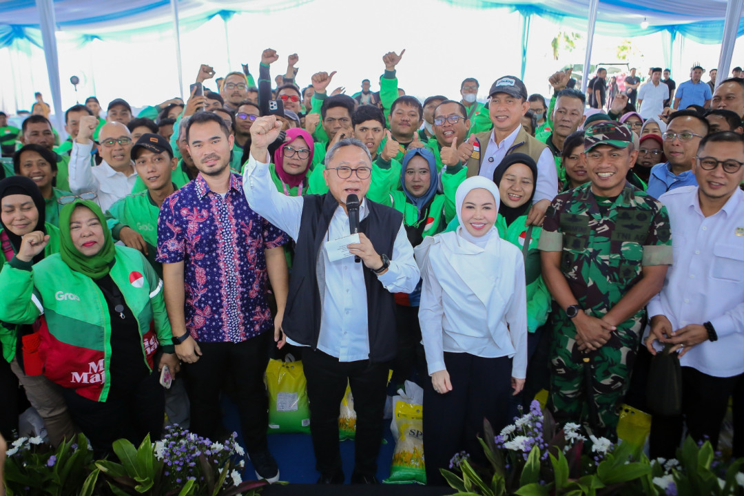 Kunjungi Bekasi, Menko Pangan Tinjau Koperasi Merah Putih dan Serahkan Bantuan ke Ojol