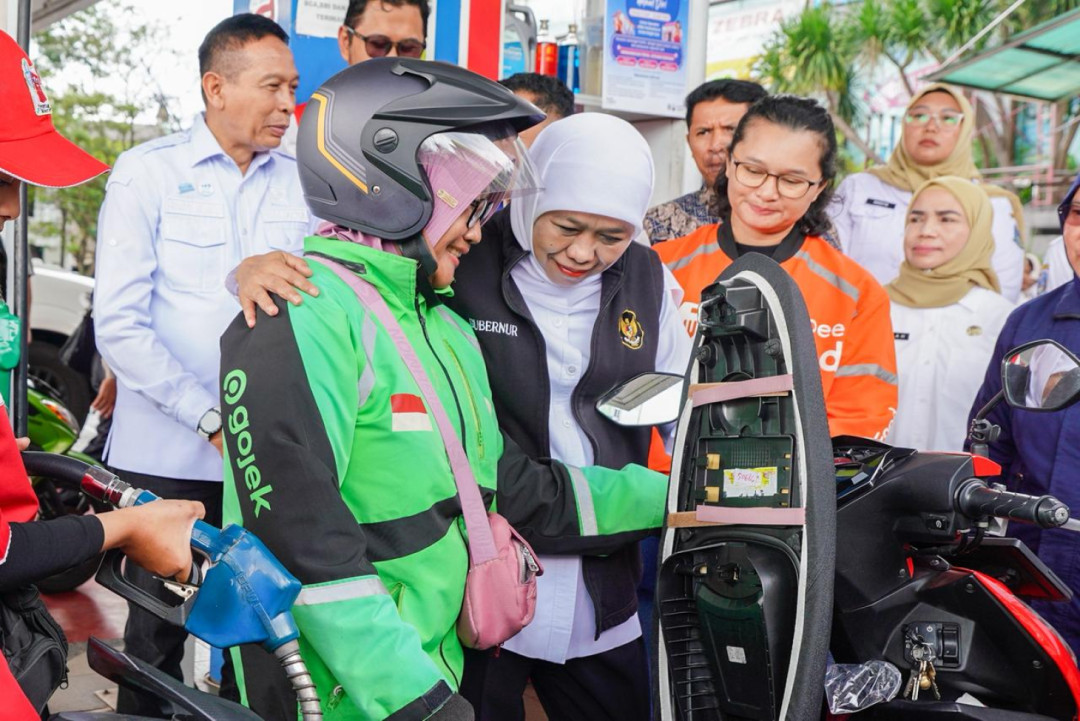 Gubernur Khofifah Bagikan BBM Gratis untuk 160 Ojol di Malang