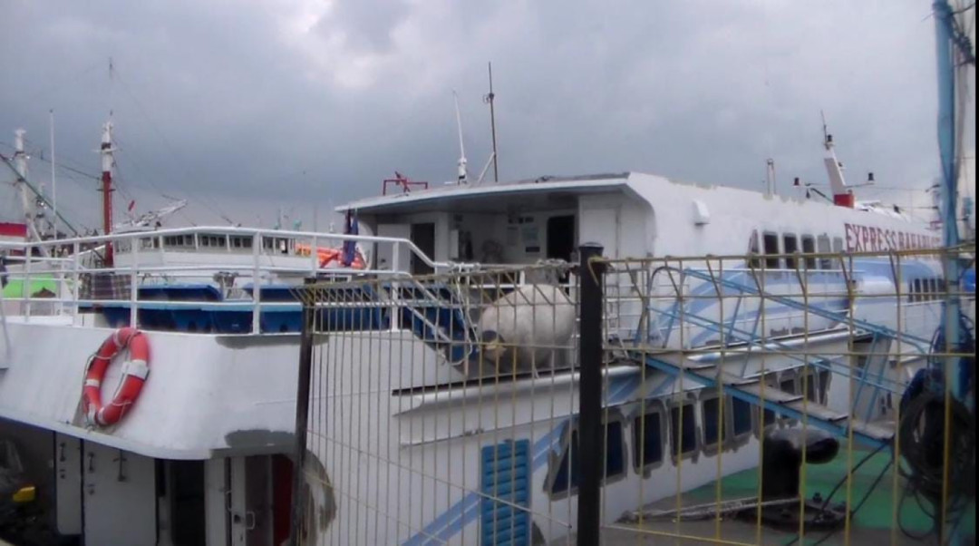 Penumpang Kapal Penyeberangan Gresik–Bawean Terlantar Akibat Cuaca Buruk