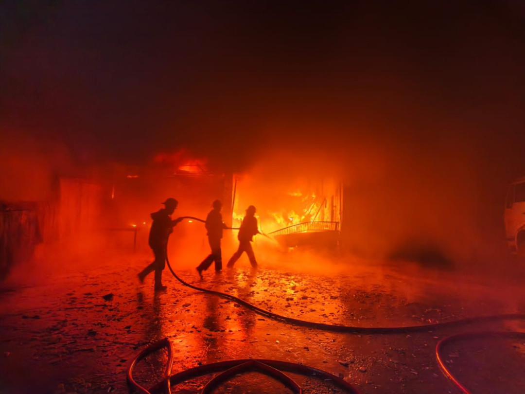 Kebakaran Hebat Hanguskan Toko Plastik di Lubuk Begalung, Kerugian Capai Rp 1,5 Miliar