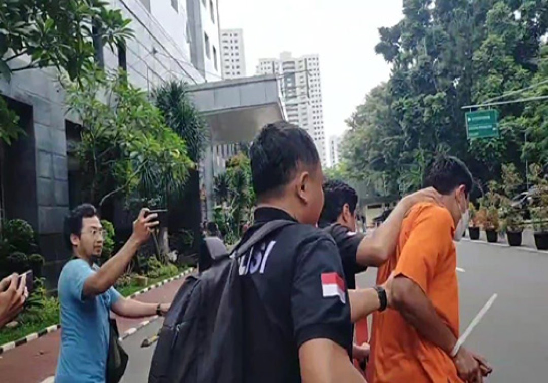Menghindari Sorotan Awak Media, Mario Dandy Terlihat Menunduk Saat Keluar dari Rutan Polda Metro Jaya