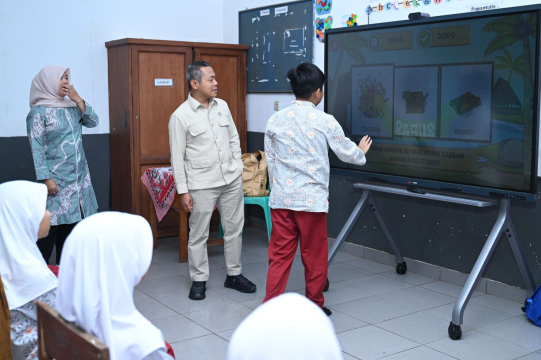 Wamendikdasmen Tinjau Revitalisasi dan Digitalisasi SD di Bandung