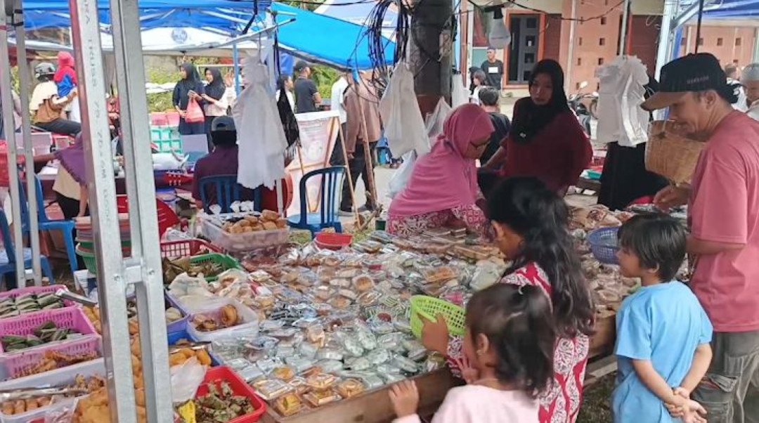 Berburu Takjil di Kota Seribu Kue, Bazar Ramadan Mentok Ramai Dikunjungi Warga