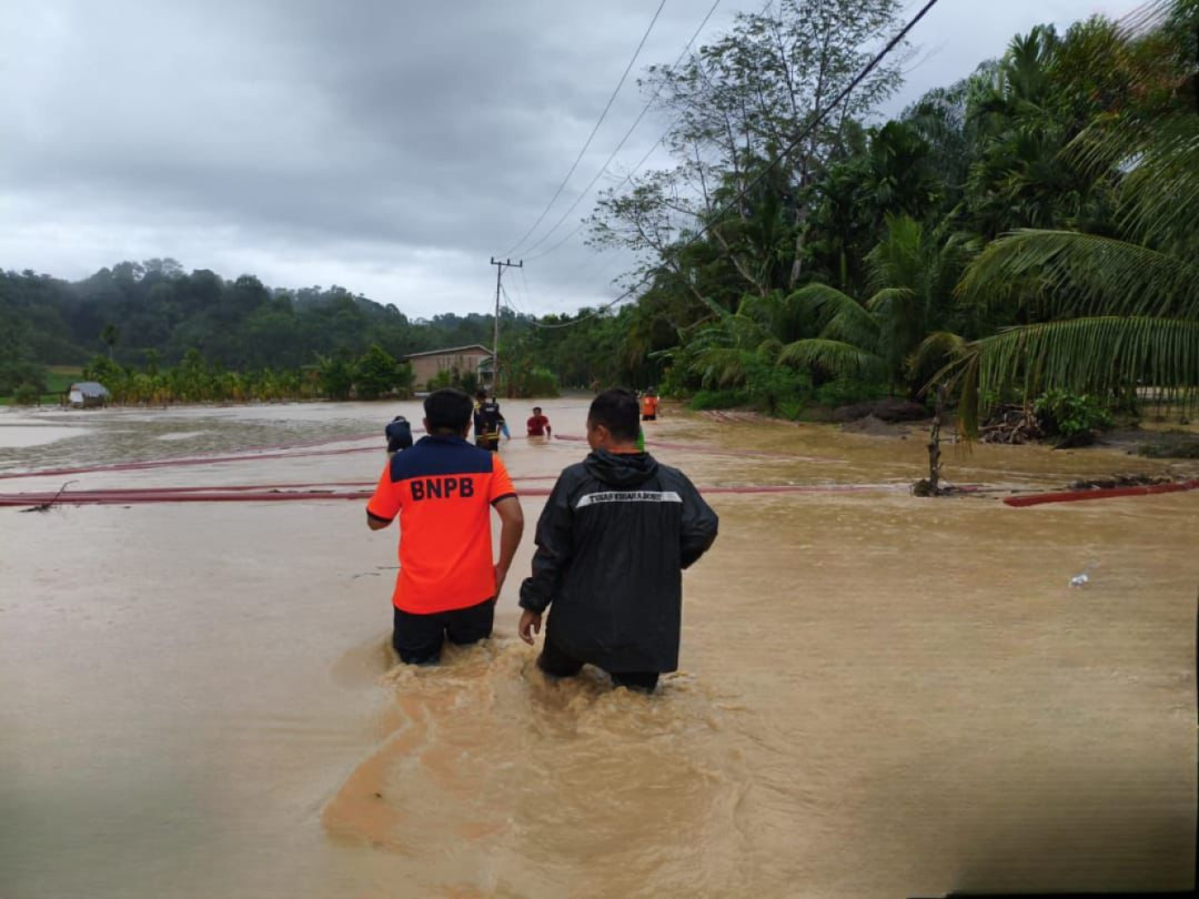 Banjir dan Longsor Putus Jalan Palembayan, Tiga Warga Selamat