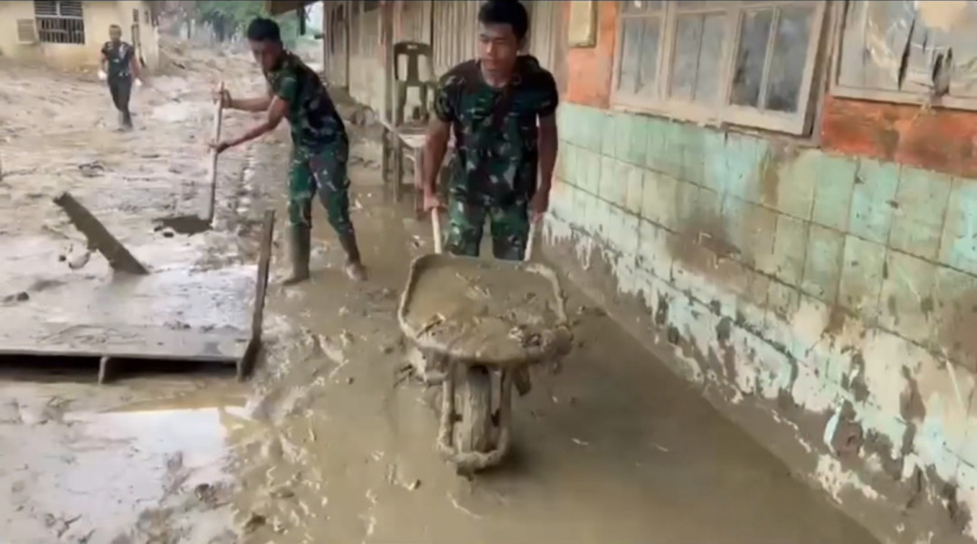 Aksi Prajurit TNI Pulihkan Sekolah Aceh Tamiang