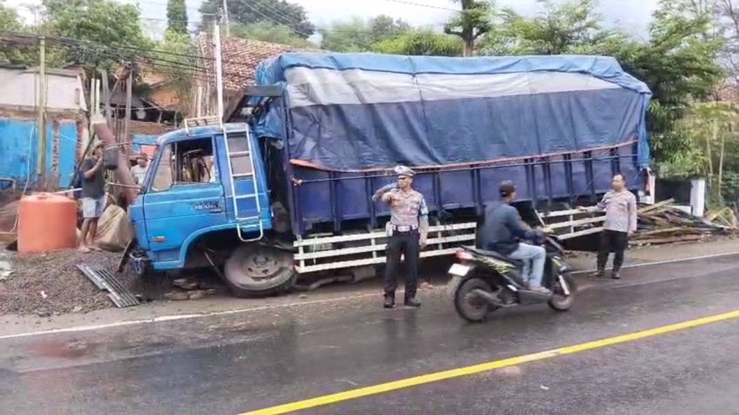 Rem Blong, Truk Fuso Bermuatan Roti Tabrak Rumah di Limbangan