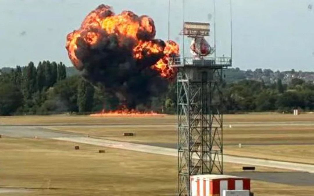 Tragedi di London: Pesawat Medis Jatuh dan Meledak, Pilot Tewas Seketika