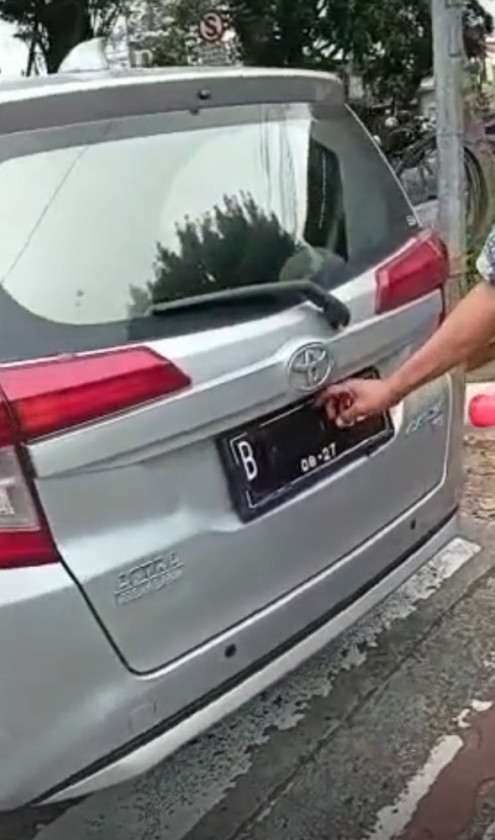 Viral! Pengemudi Mobil Lakban Plat Nomor Kendaraan, Dirlantas: Yang Dilakukan Petugas Sudah Benar