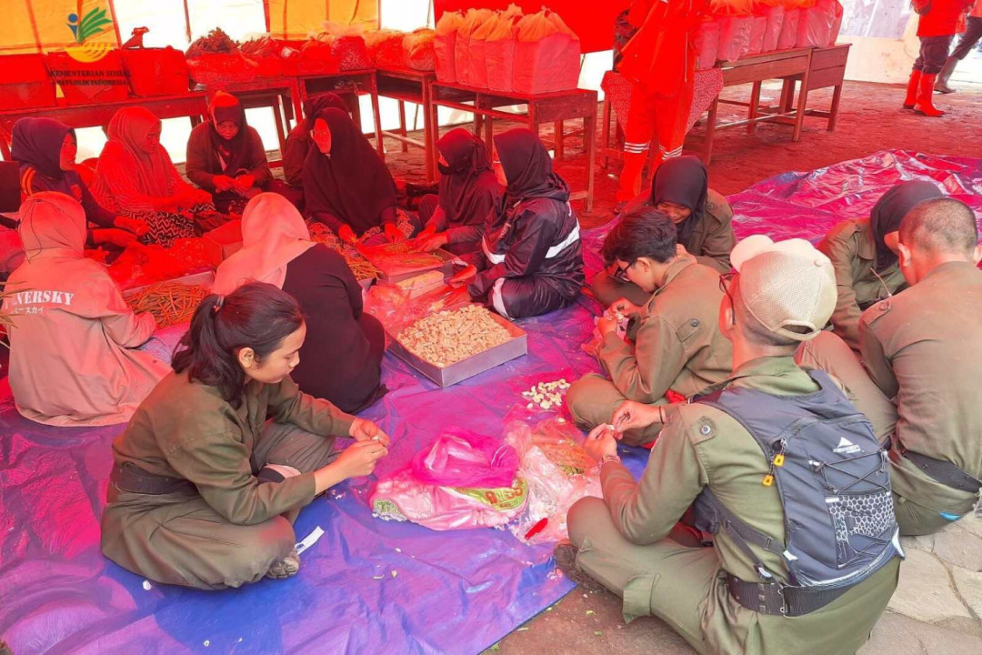 Kemensos Fokus Bantu Pencarian Korban Longsor Cisarua dan Penuhi Kebutuhan Pengungsi