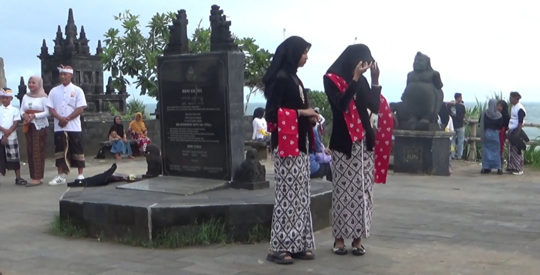 Jasa Penyewaan Pakaian Adat di Pantai Ngobaran Laris Manis pada Tahun Baru