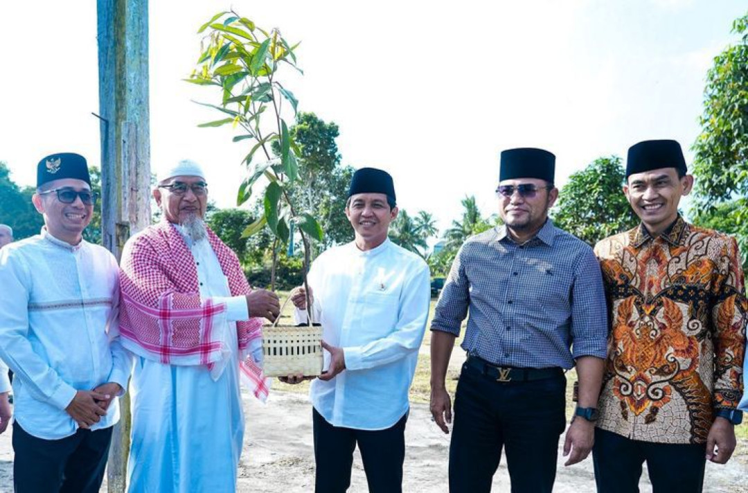 Menhut Tanam Pohon dan Serahkan 1.000 Bibit Produktif ke Ponpes Hidayatullah di Kaltim